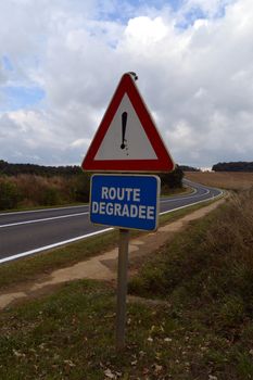 Road sign with an exclamation mark and a rectangle routes to degrade.