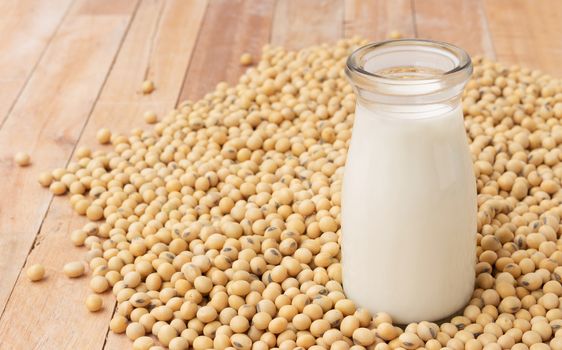 Health Benefits of Soy Milk : Improve Lipid Profile, Strengthen Blood Vessel Integrity, The omega-3 and omega-6 fatty acids, Prevent Postmenopausal Syndromes, it is a rich source of phytoestrogen.