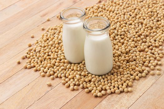 Health Benefits of Soy Milk : Improve Lipid Profile, Strengthen Blood Vessel Integrity, The omega-3 and omega-6 fatty acids, Prevent Postmenopausal Syndromes, it is a rich source of phytoestrogen.