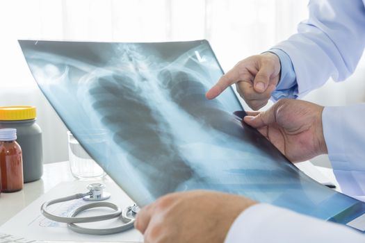 The doctor diagnosed the cause of the illness.