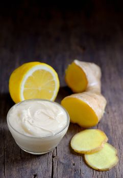 Treatment with coconut butter, ginger root and lemon