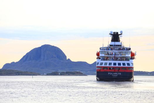 M.s Polarlys forlater brønnøysund