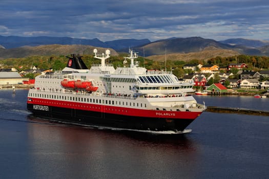 M.s Polarlys forlater brønnøysund