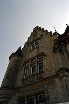 Facade of angle of a castle with desfenêtres rectangular and a tower.