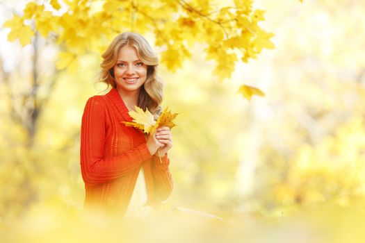 Young beautiful woman posing in autumn park