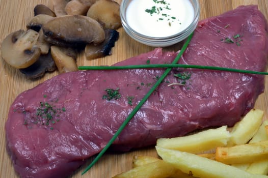 Steak of very red ox with its cream, its French fries and his mushrooms.