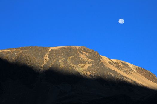 The rising sun at the Quyllurit'i inca festival in the peruvian andes near ausangate mountain, one of the oldest, nicest and most traditional religious ceremonies in the world