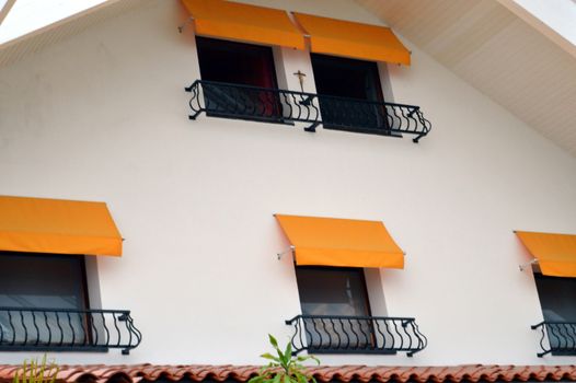 Fives orange shades on a white facade and build grids