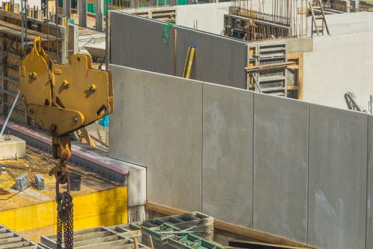 Construction of steel and concrete for the construction of an apartment building and underground parking with precast concrete walls.