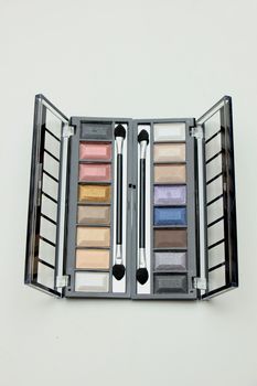 Eye shadow palette with various matching colors