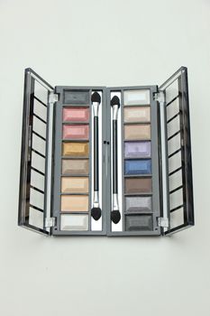 Eye shadow palette with various matching colors