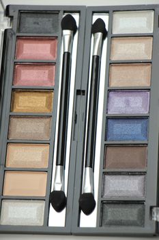 Eye shadow palette with various matching colors