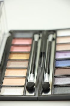 Eye shadow palette with various matching colors