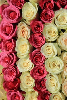 Roses in different shades of pink in a big wedding centerpiece