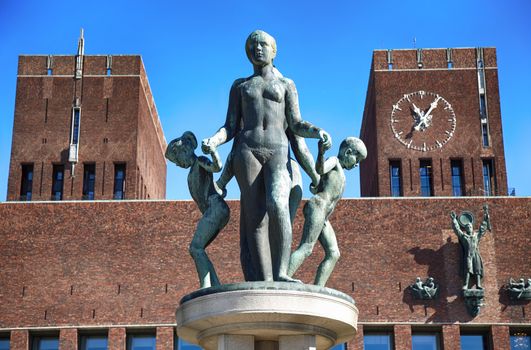 Family Group bronze sculpture and Oslo City Hall (Radhus) in Oslo, Norway 
