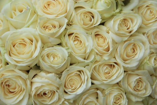 White roses in a elegant and classic wedding arrangement