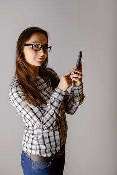 hand of a woman using a smartphone