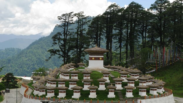 Monument with the stupas in the Dochu La pass