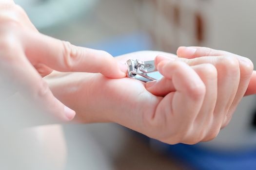 Cutting nails using nail clipper