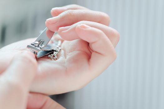Cutting nails using nail clipper