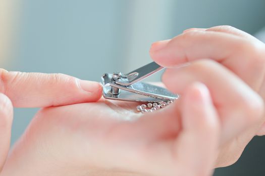 Cutting nails using nail clipper