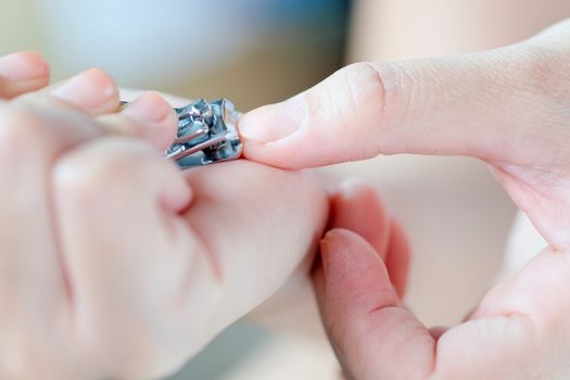 Cutting nails using nail clipper