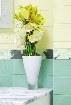 Beautiful green flower decor in bathroon design 