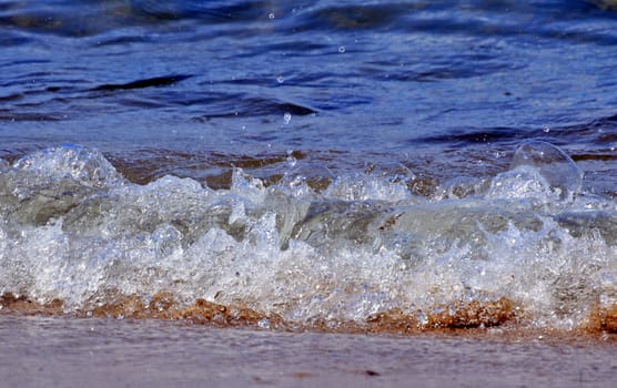 the waves on the shore of the Ural lakes Uvildy in windy weather