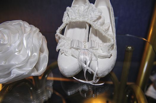 Beautiful details of the bride's wedding fees, shoes, garter, handbag