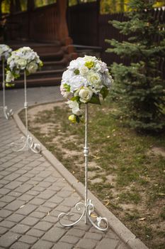 round rose bouquets at wedding ceremony 