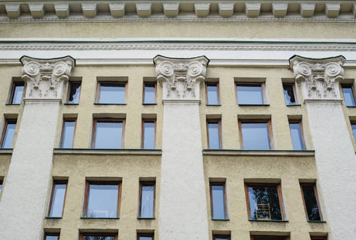 Architecture Pilaster composite style, Corinthian columns on a building facade.