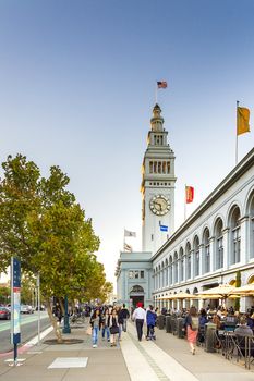 San Francisco, CA, USA, Octobre 22,1016: People walking under the Ferry building in San Francisco