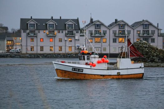 Fiskebåten Kværnstein gjennom Brønnøysundet