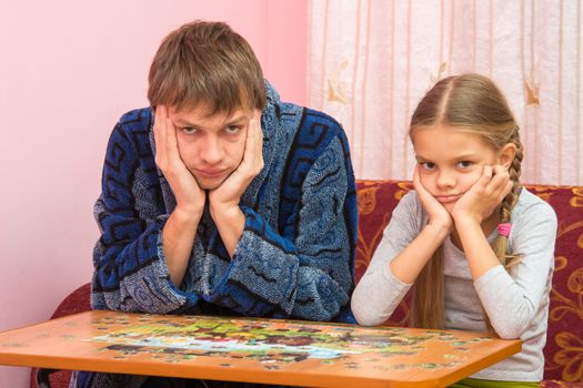 Dad and daughter could not assemble a picture from puzzles