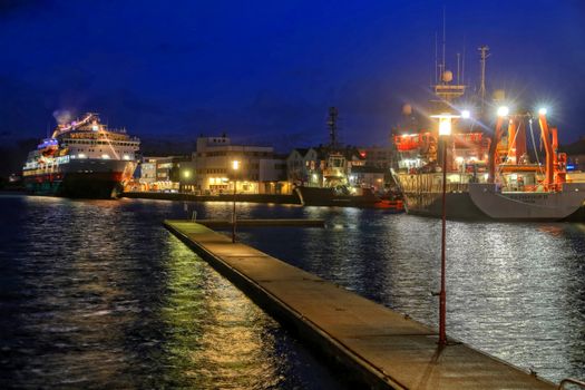 Brønnøysund havn i dag M.s Finnmarken og H.U. Sverdrup II  ved kai i Brønnøysund