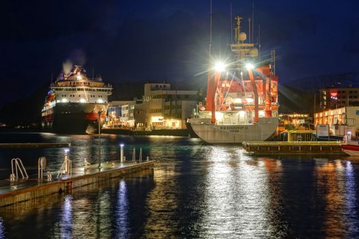 Brønnøysund havn i dag M.s Finnmarken og H.U. Sverdrup II  ved kai i Brønnøysund