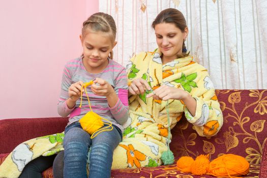 Mom and daughter seven-year-knit on the needles at home