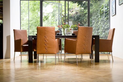 Living and dinertable with 6 brown chairs