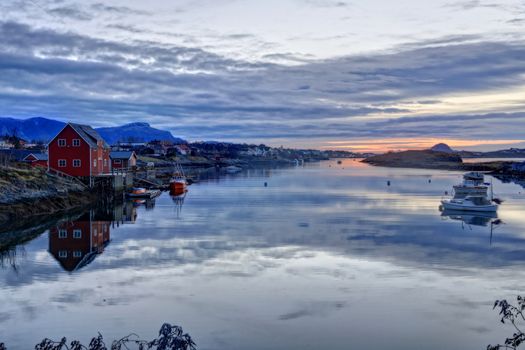 Solnedgang i Salhussundet i Brønnøysund