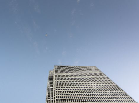 grattacielo visto dal basso con il cielo