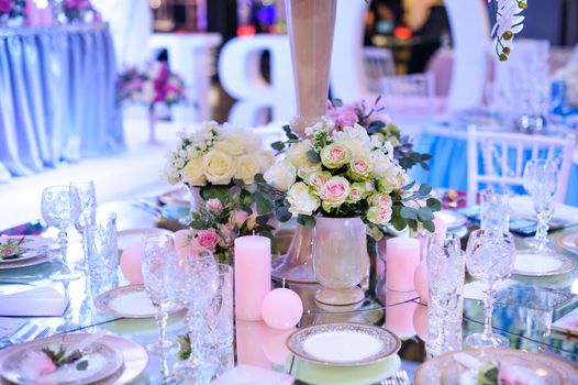 beautiful decor of flowers at the wedding table.