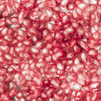 The pomegranate fruit is among the richest in antioxidants. In particular, it is a source of flavonoids that help our body to maintain health and prevent premature aging.