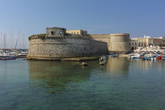 The Castle of Gallipoli, has become a destination for thousands of tourists from around the world, from Puglia and the Salento but especially for the citizens of the beautiful city which for decades has been traditionally denied to appreciate halls, towers, tunnels, corridors, admire the beauty of the sunlight on the atrium walls and breathtaking views that offer spacious terraces surrounded by the Ionian sea