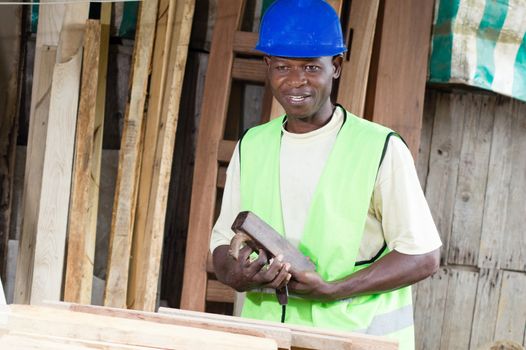 This joiner removes the wood model of the hole in the blade to his plane.