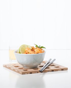 Bowl of delicious chicken pad thai with lime.