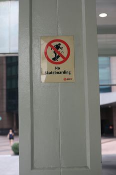 Close up of a sign that says no skateboarding