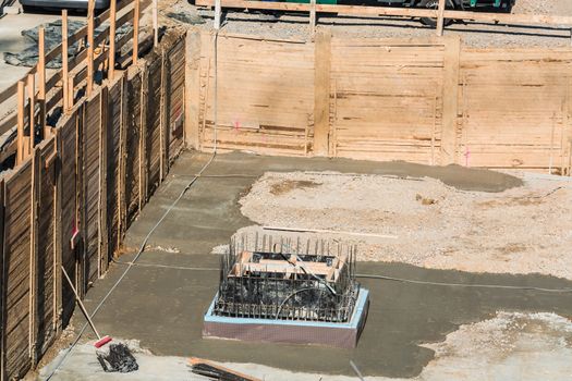 Foundation building of steel and concrete for the construction of an apartment building with underground parking.
