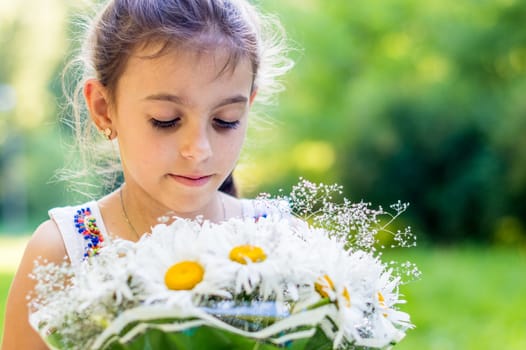 girl with a bouquet of daisies in the Park