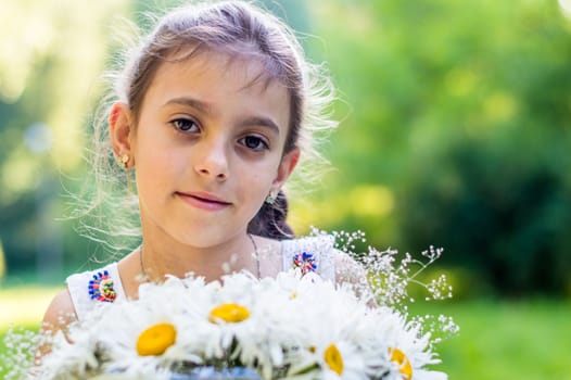 girl with a bouquet of daisies in the Park