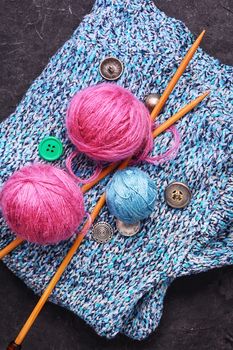 Set knitting wool and knitting needles and buttons